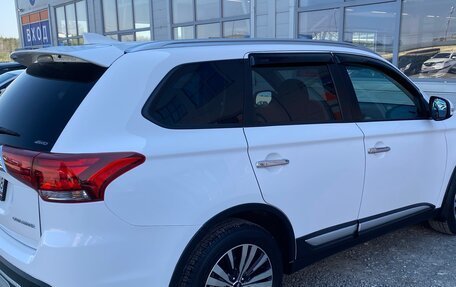 Mitsubishi Outlander III рестайлинг 3, 2018 год, 2 000 000 рублей, 9 фотография