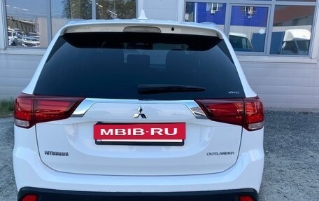 Mitsubishi Outlander III рестайлинг 3, 2018 год, 2 000 000 рублей, 7 фотография