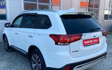 Mitsubishi Outlander III рестайлинг 3, 2018 год, 2 000 000 рублей, 10 фотография