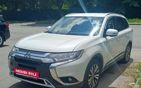 Mitsubishi Outlander III рестайлинг 3, 2018 год, 1 520 000 рублей, 2 фотография