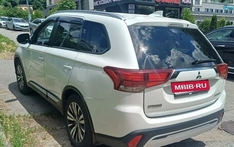 Mitsubishi Outlander III рестайлинг 3, 2018 год, 1 520 000 рублей, 3 фотография