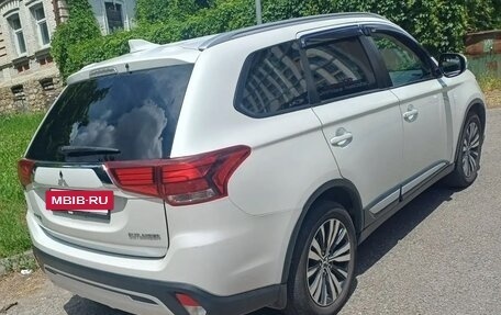 Mitsubishi Outlander III рестайлинг 3, 2018 год, 1 520 000 рублей, 4 фотография