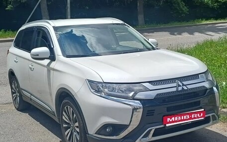 Mitsubishi Outlander III рестайлинг 3, 2018 год, 1 520 000 рублей, 5 фотография