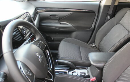 Mitsubishi Outlander III рестайлинг 3, 2019 год, 1 937 000 рублей, 10 фотография