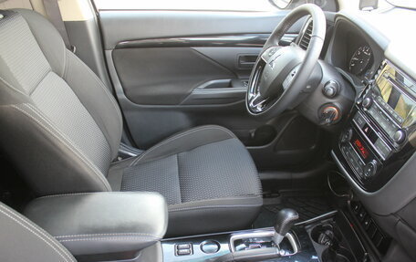 Mitsubishi Outlander III рестайлинг 3, 2019 год, 1 937 000 рублей, 14 фотография