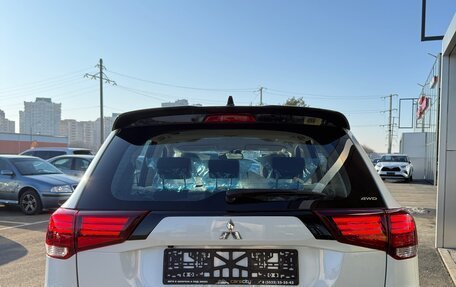 Mitsubishi Outlander III рестайлинг 3, 2022 год, 3 449 000 рублей, 5 фотография