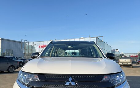Mitsubishi Outlander III рестайлинг 3, 2022 год, 3 449 000 рублей, 2 фотография