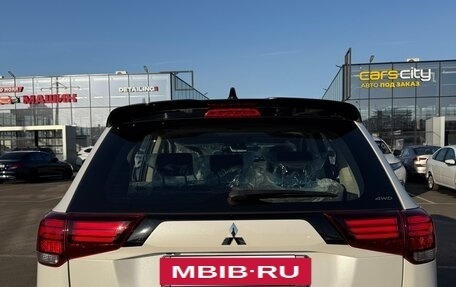 Mitsubishi Outlander III рестайлинг 3, 2022 год, 3 449 000 рублей, 7 фотография