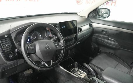 Mitsubishi Outlander III рестайлинг 3, 2018 год, 1 719 000 рублей, 9 фотография