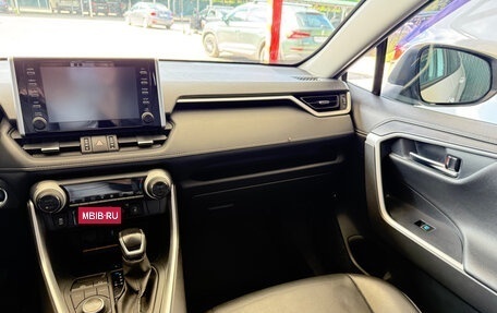 Toyota RAV4, 2021 год, 3 200 000 рублей, 9 фотография