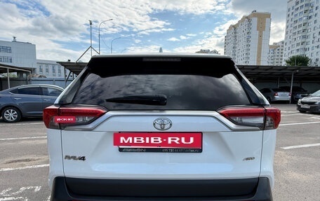 Toyota RAV4, 2021 год, 3 200 000 рублей, 4 фотография