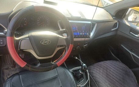 Hyundai Solaris II рестайлинг, 2017 год, 625 000 рублей, 3 фотография
