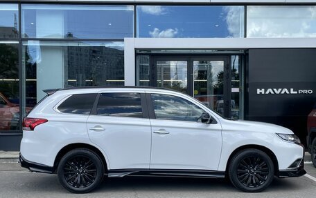 Mitsubishi Outlander III рестайлинг 3, 2022 год, 3 219 000 рублей, 4 фотография
