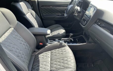 Mitsubishi Outlander III рестайлинг 3, 2022 год, 3 219 000 рублей, 9 фотография