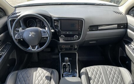 Mitsubishi Outlander III рестайлинг 3, 2022 год, 3 219 000 рублей, 10 фотография