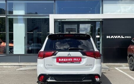 Mitsubishi Outlander III рестайлинг 3, 2022 год, 3 219 000 рублей, 6 фотография