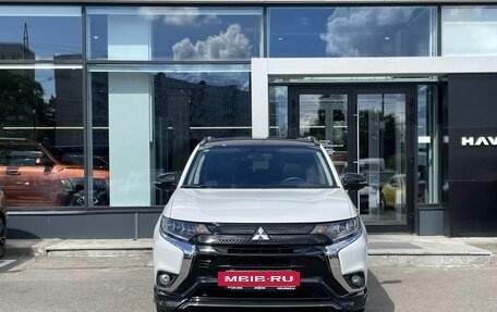 Mitsubishi Outlander III рестайлинг 3, 2022 год, 3 219 000 рублей, 2 фотография