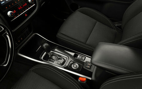 Mitsubishi Outlander III рестайлинг 3, 2021 год, 2 490 000 рублей, 15 фотография