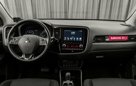 Mitsubishi Outlander III рестайлинг 3, 2021 год, 2 490 000 рублей, 8 фотография