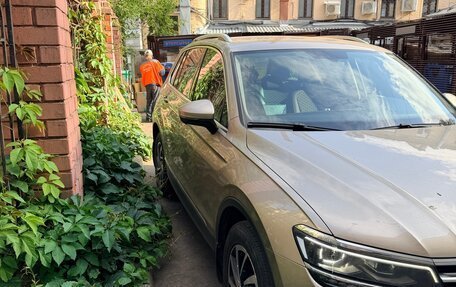 Volkswagen Tiguan II, 2018 год, 2 600 000 рублей, 3 фотография