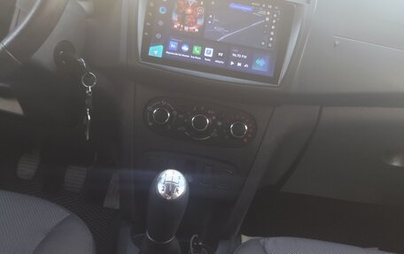 Renault Logan II, 2019 год, 800 000 рублей, 27 фотография