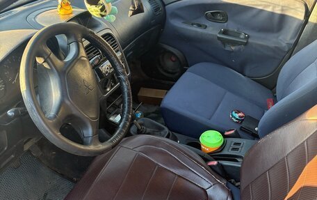 Mitsubishi Carisma I, 2003 год, 145 000 рублей, 10 фотография