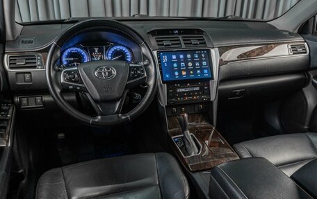 Toyota Camry, 2017 год, 1 899 000 рублей, 6 фотография
