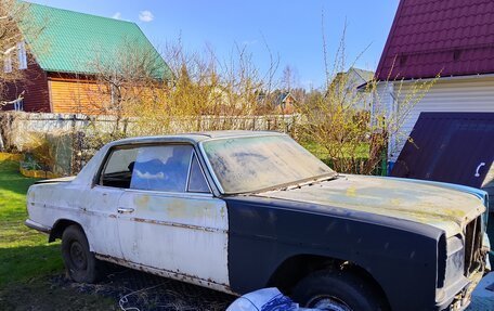 Mercedes-Benz W114, 1975 год, 700 000 рублей, 1 фотография