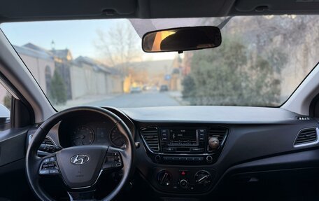 Hyundai Solaris II рестайлинг, 2017 год, 799 000 рублей, 2 фотография