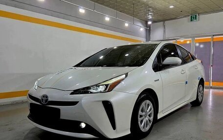 Toyota Prius IV XW50, 2020 год, 1 795 000 рублей, 1 фотография