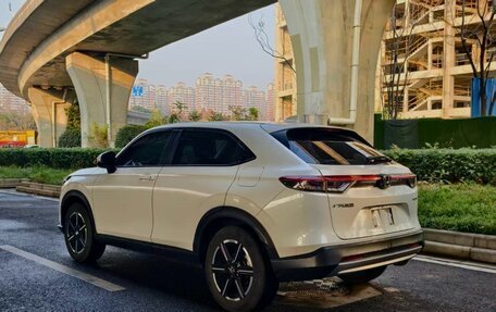 Honda Vezel, 2023 год, 1 685 000 рублей, 2 фотография