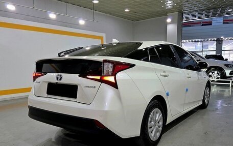 Toyota Prius IV XW50, 2020 год, 1 795 000 рублей, 3 фотография