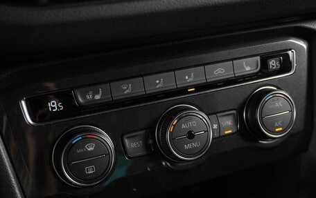 Volkswagen Tiguan II, 2018 год, 3 449 000 рублей, 18 фотография