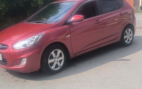 Hyundai Solaris II рестайлинг, 2012 год, 750 000 рублей, 3 фотография