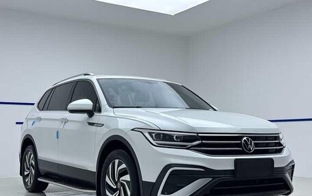 Volkswagen Tiguan II, 2023 год, 2 558 000 рублей, 1 фотография