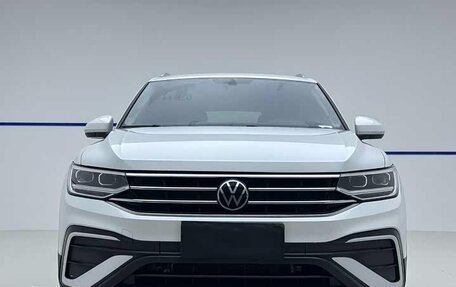 Volkswagen Tiguan II, 2023 год, 2 558 000 рублей, 2 фотография