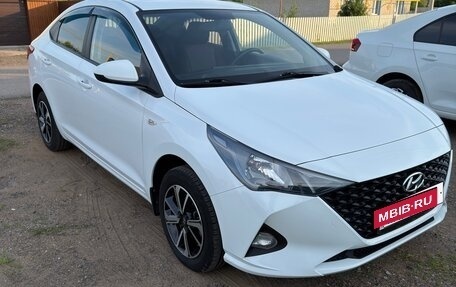 Hyundai Solaris II рестайлинг, 2021 год, 1 570 000 рублей, 2 фотография