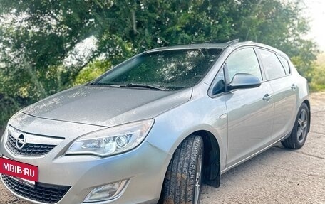 Opel Astra J, 2011 год, 633 000 рублей, 2 фотография