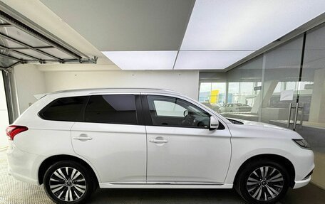 Mitsubishi Outlander III рестайлинг 3, 2022 год, 2 650 000 рублей, 5 фотография