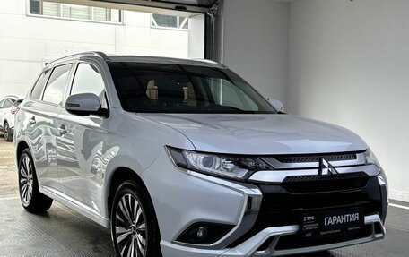 Mitsubishi Outlander III рестайлинг 3, 2022 год, 2 650 000 рублей, 3 фотография