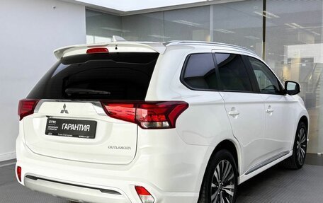 Mitsubishi Outlander III рестайлинг 3, 2022 год, 2 650 000 рублей, 6 фотография