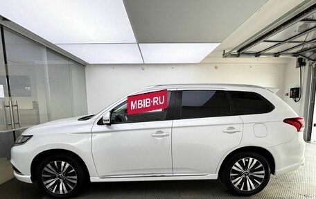 Mitsubishi Outlander III рестайлинг 3, 2022 год, 2 650 000 рублей, 10 фотография
