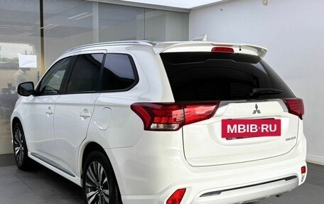 Mitsubishi Outlander III рестайлинг 3, 2022 год, 2 650 000 рублей, 8 фотография