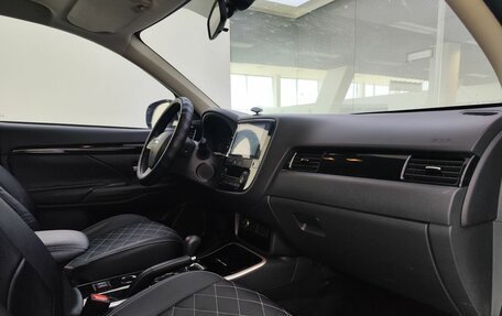 Mitsubishi Outlander III рестайлинг 3, 2022 год, 2 650 000 рублей, 13 фотография