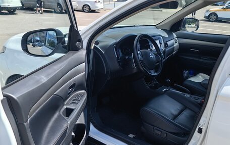 Mitsubishi Outlander III рестайлинг 3, 2012 год, 1 220 000 рублей, 13 фотография