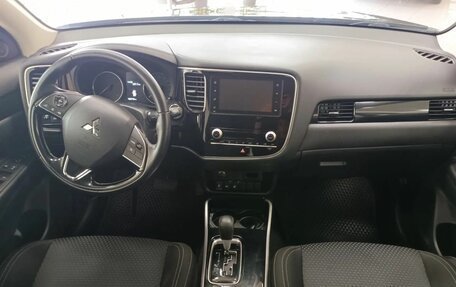 Mitsubishi Outlander III рестайлинг 3, 2020 год, 2 195 000 рублей, 9 фотография