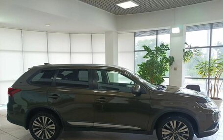 Mitsubishi Outlander III рестайлинг 3, 2020 год, 2 195 000 рублей, 4 фотография