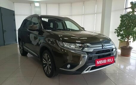 Mitsubishi Outlander III рестайлинг 3, 2020 год, 2 195 000 рублей, 3 фотография