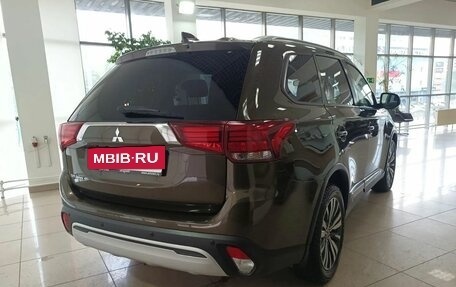 Mitsubishi Outlander III рестайлинг 3, 2020 год, 2 195 000 рублей, 5 фотография