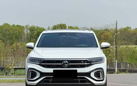 Volkswagen T-Roc I, 2023 год, 1 850 000 рублей, 2 фотография